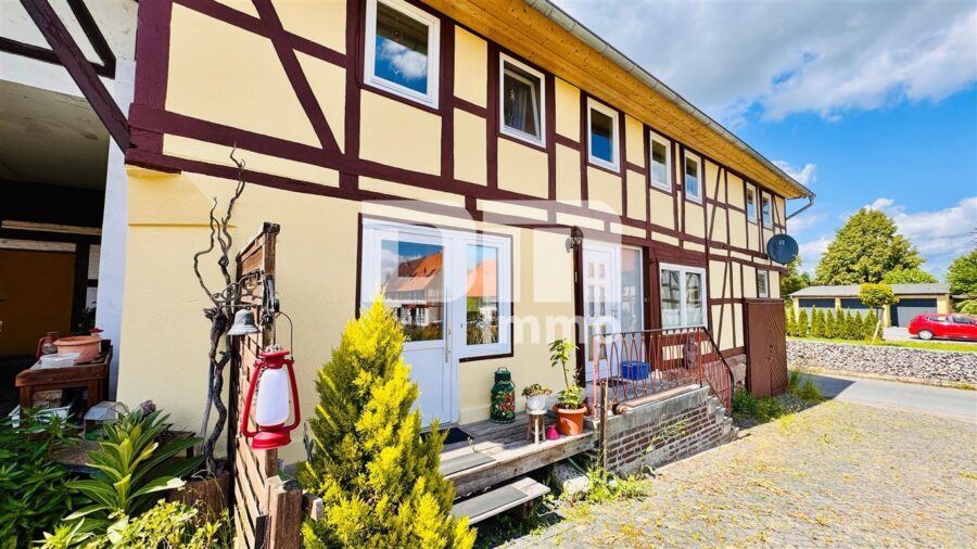 Saniertes Fachwerkhaus mit neuem Dach mit Nebengebäude + PV Anlage auf großem Grundstück - Frontansicht